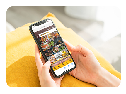 スマホオーダーを使って注文する女性